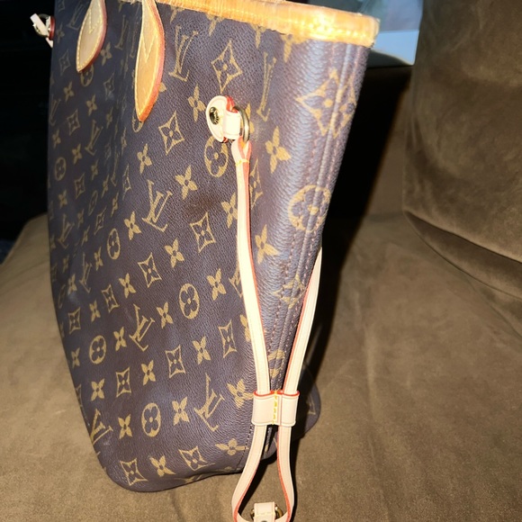 Louis Vuitton Neverfull MM Bag - Picture 4 of 11